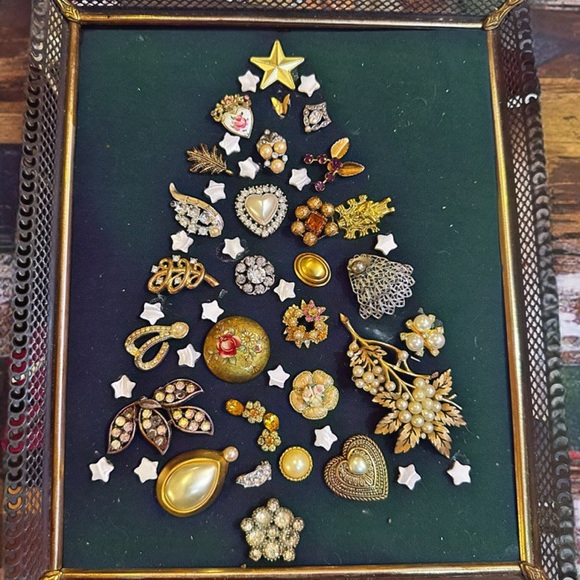 Vintage Brooch Christmas Tree Art - Picture 4 of 4